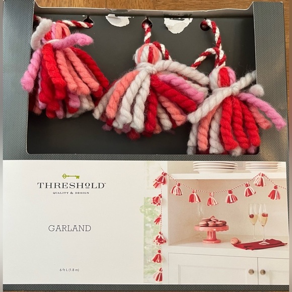 New in box chunky yarn tassel garland 6 feet long - Picture 2 of 4